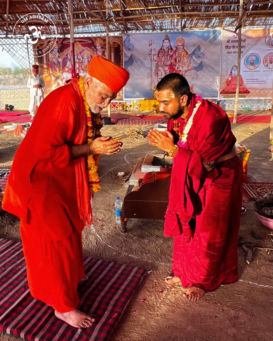 A respectful bow to Mahamandaleshwar Swami Avatar Puri Ji as a guest departs.